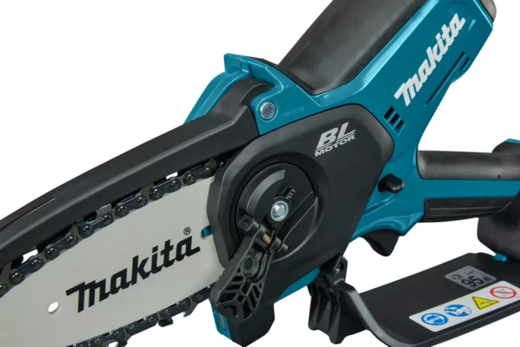 Аккумуляторная цепная пила 12V, 10см Makita UC100DWA (1x АКБ 2 Ач, ЗУ) купить в Екатеринбурге