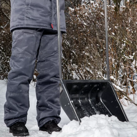 Движок для уборки снега пластиковый Сибртех, 570 х 470 х 1300 мм, стальная рукоятка, Россия, 615925 купить в Екатеринбурге