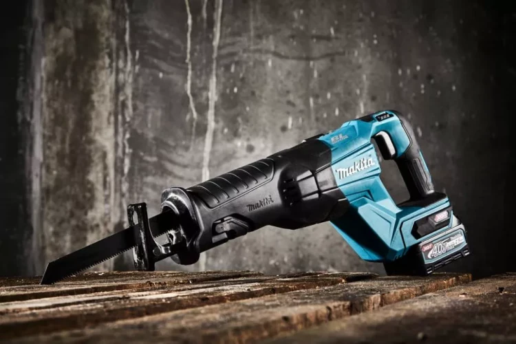 Аккумуляторная сабельная пила Makita XGT JR001GM201 купить в Екатеринбурге