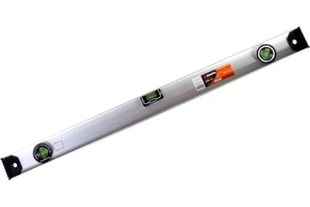 Уровень алюминиевый «Рельс» 800мм 3 глазка фрезерованный Вихрь 900/73/11/4/15 купить в Екатеринбурге