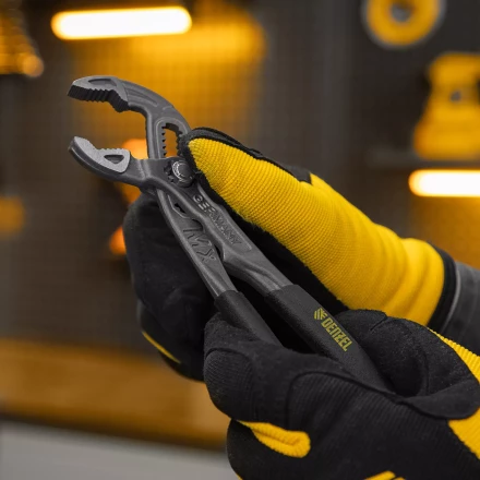 Клещи переставные Denzel 17905, кнопочный механизм, обливные рукоятки, 180 мм купить в Екатеринбурге