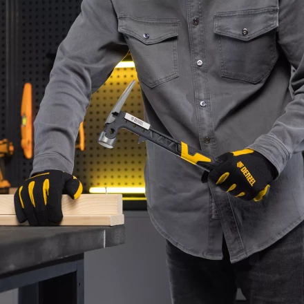 Молоток строительный 450 г, цельнокованый,боек с магнитом, двухкомп. обрезин. рук-ка Denzel 10468 купить в Екатеринбурге