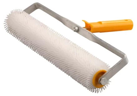 Валик игольчатый STAYER для наливных полов в сборе, пластмассовые иглы, бюгель 8мм, 75х400мм 03951-40 купить в Екатеринбурге