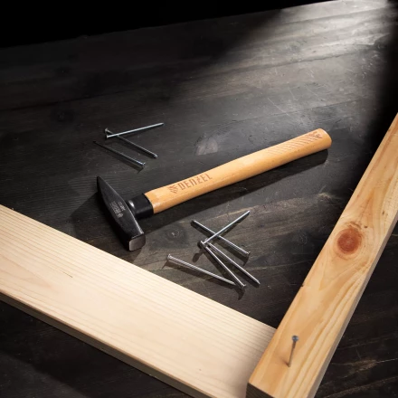 Молоток слесарный, 300 г Denzel, кованый квадратный боек, буковая рукоятка, 10427 купить в Екатеринбурге