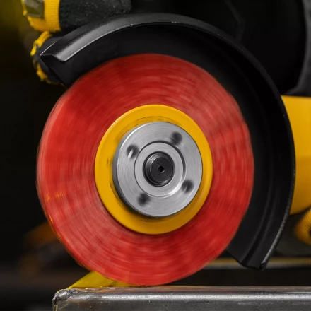 Щетка для УШМ, 100 мм, плоская, нейлоновая щетина, посадка 22,2 мм Denzel 74437 купить в Екатеринбурге